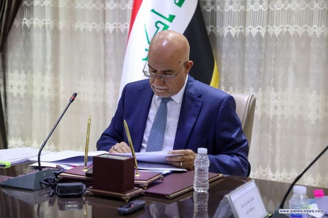 على خلفية حريق مستشفى النسائية والأطفال في الديوانية وزير الصحة يعفي عدداً من المسؤولين من مناصبهم