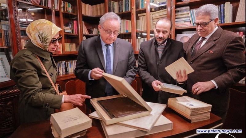 ابنة أديب نوبل تهدي مكتبة نجيب محفوظ الخاصة إلى مكتبة الإسكندرية