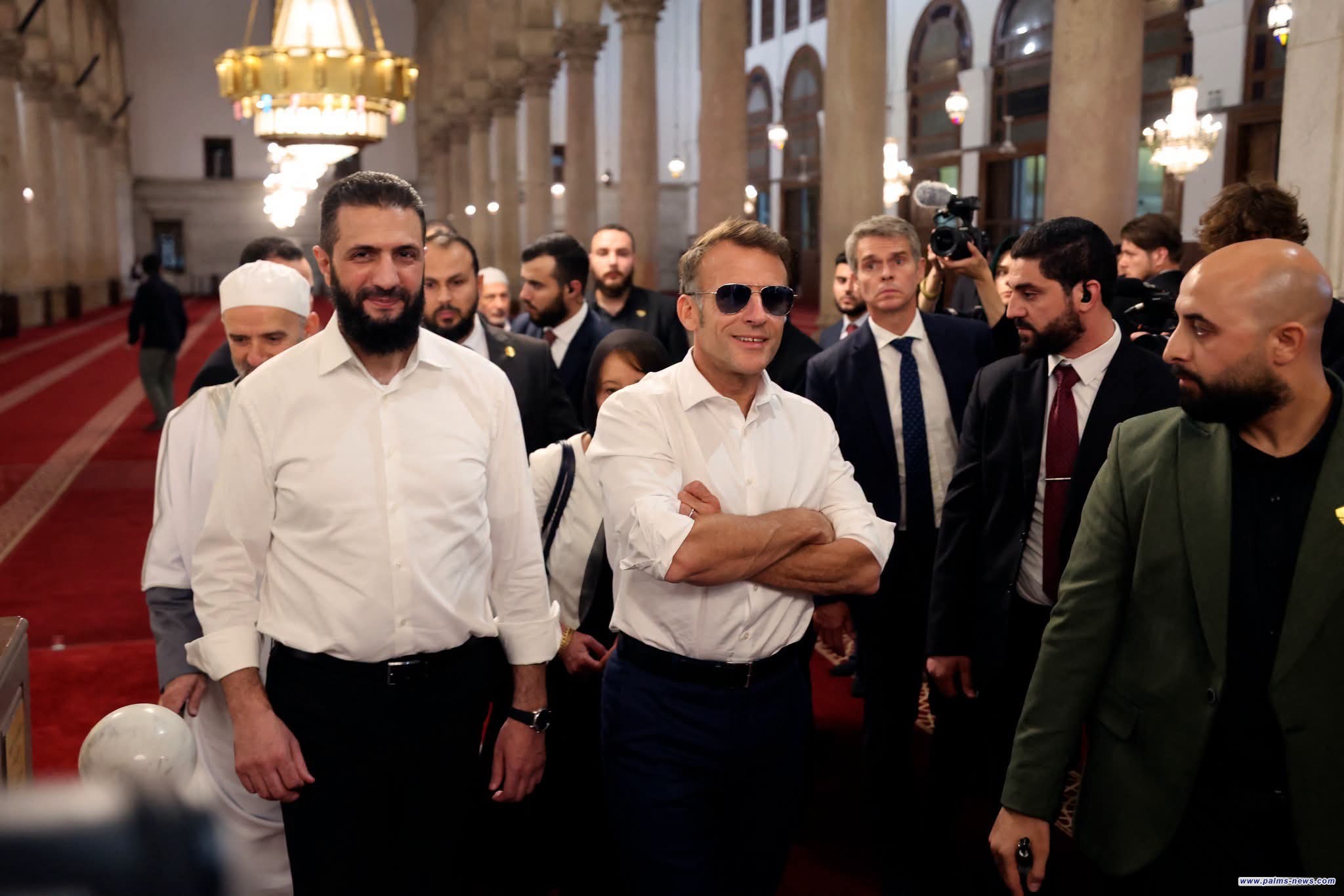 الرئيس الفرنسي إيمانويل ماكرون يزور الجامع الأموي  بدمشق رفقة الرئيس السوري أحمد الشرع.