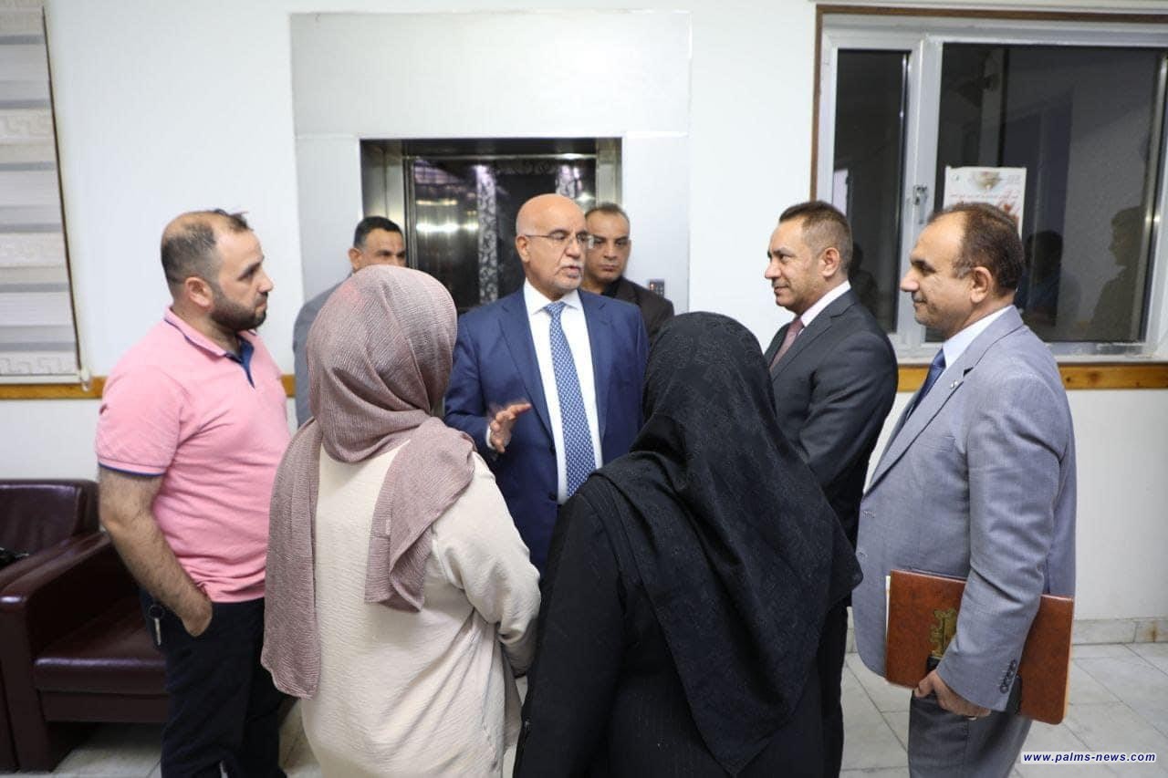 وزير الصحة يتفقد دائرة العيادات الشعبية.. لمراقبة أسعار الأدوية