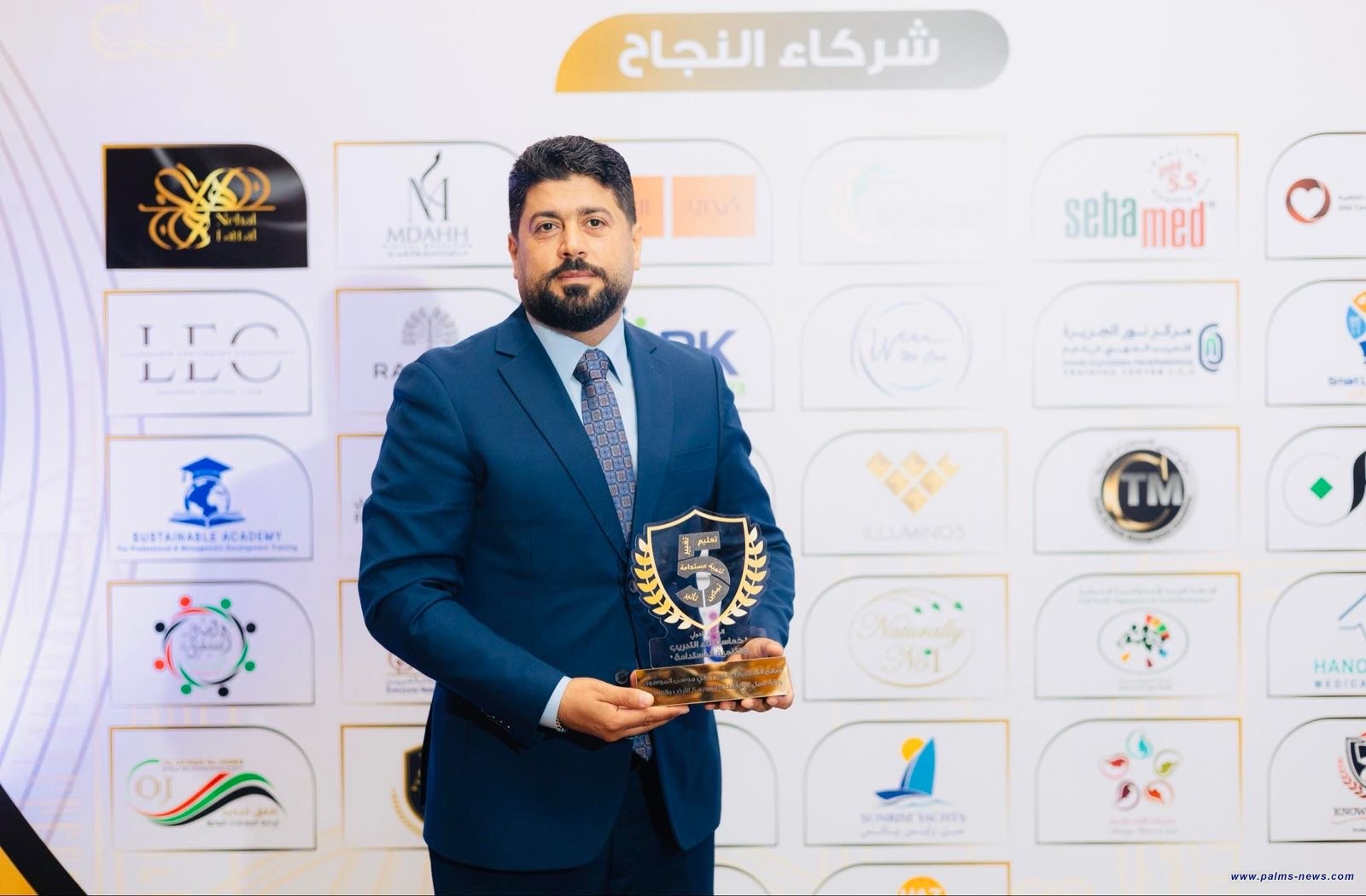 تكريم د. علي الموسوي بدرع صناع السلام في دبي