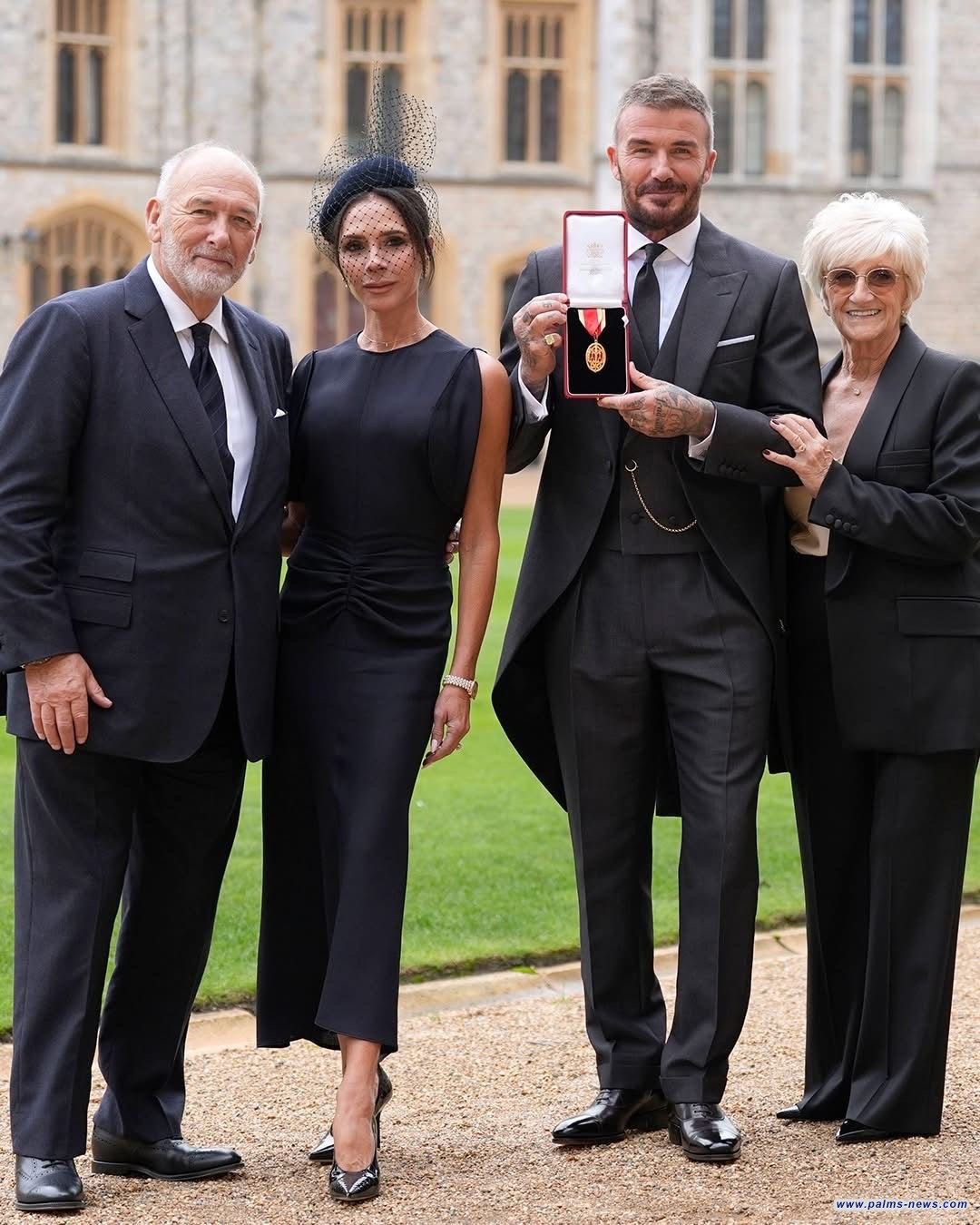 ديفيد بيكهام يحصل على لقب "فارس" من قبل الملك تشارلز الثالث في قصر باكنغهام.