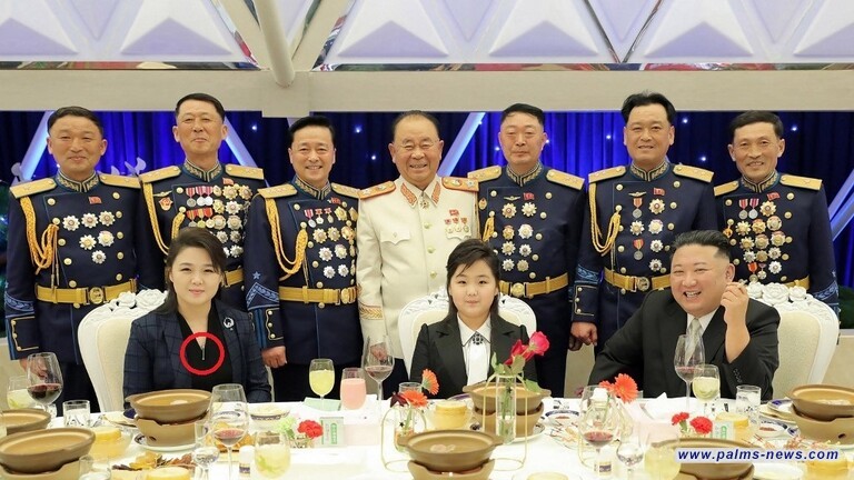 زوجة زعيم كوريا الشمالية تزين عنقها بـ"صاروخ"باليستي