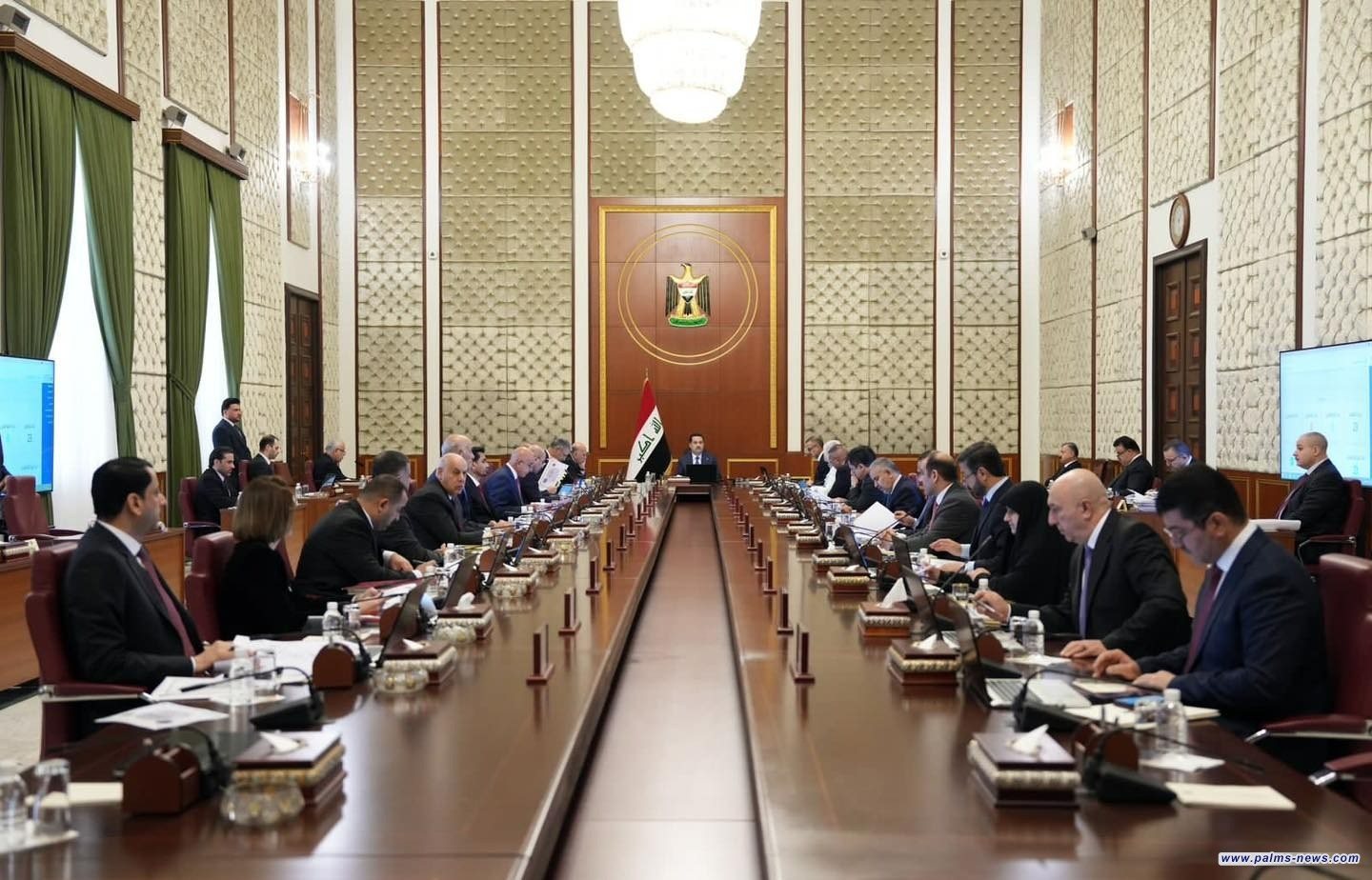 مجلس الوزراء يصادق على تعديل سعر صرف الدولار إلى 1300 دينار