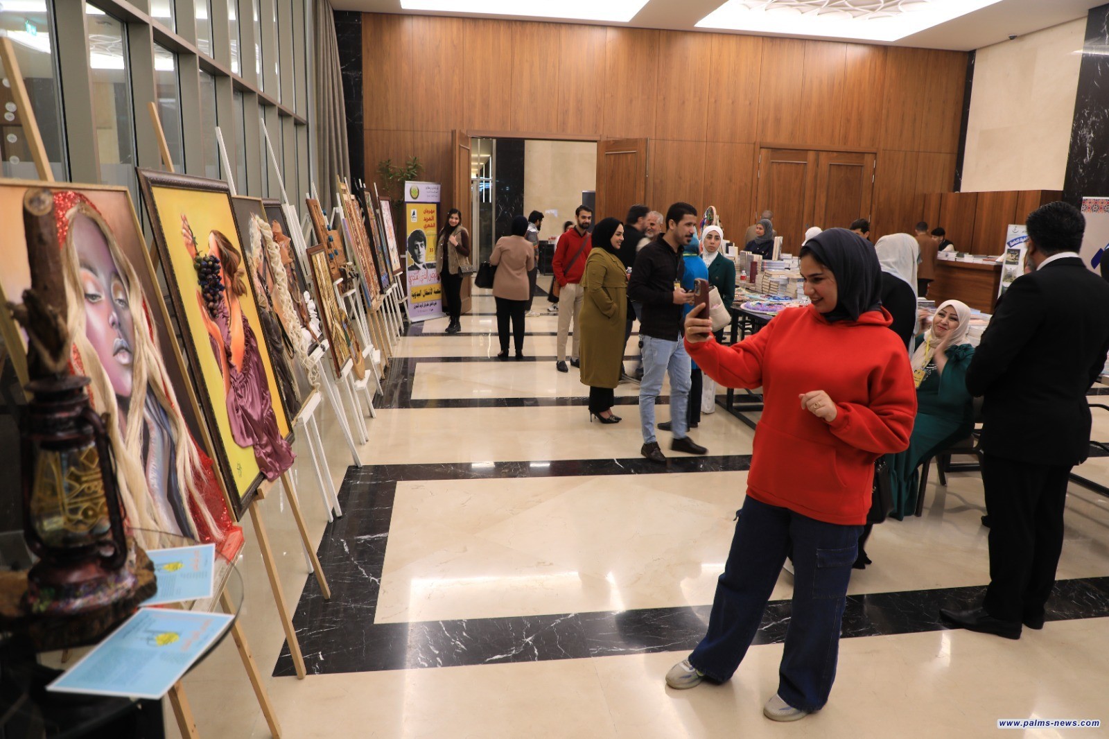 معرض فني يدوي يزين مهرجان المربد بلوحات فنية رائعة