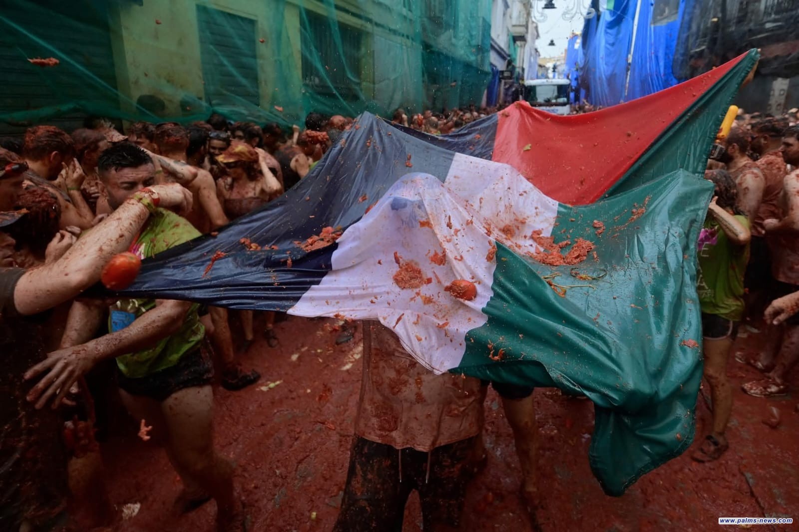 في بلدة بونول بإسبانيا، حضور المأساة الفلسطينية في مهرجان الطماطم السنوي.