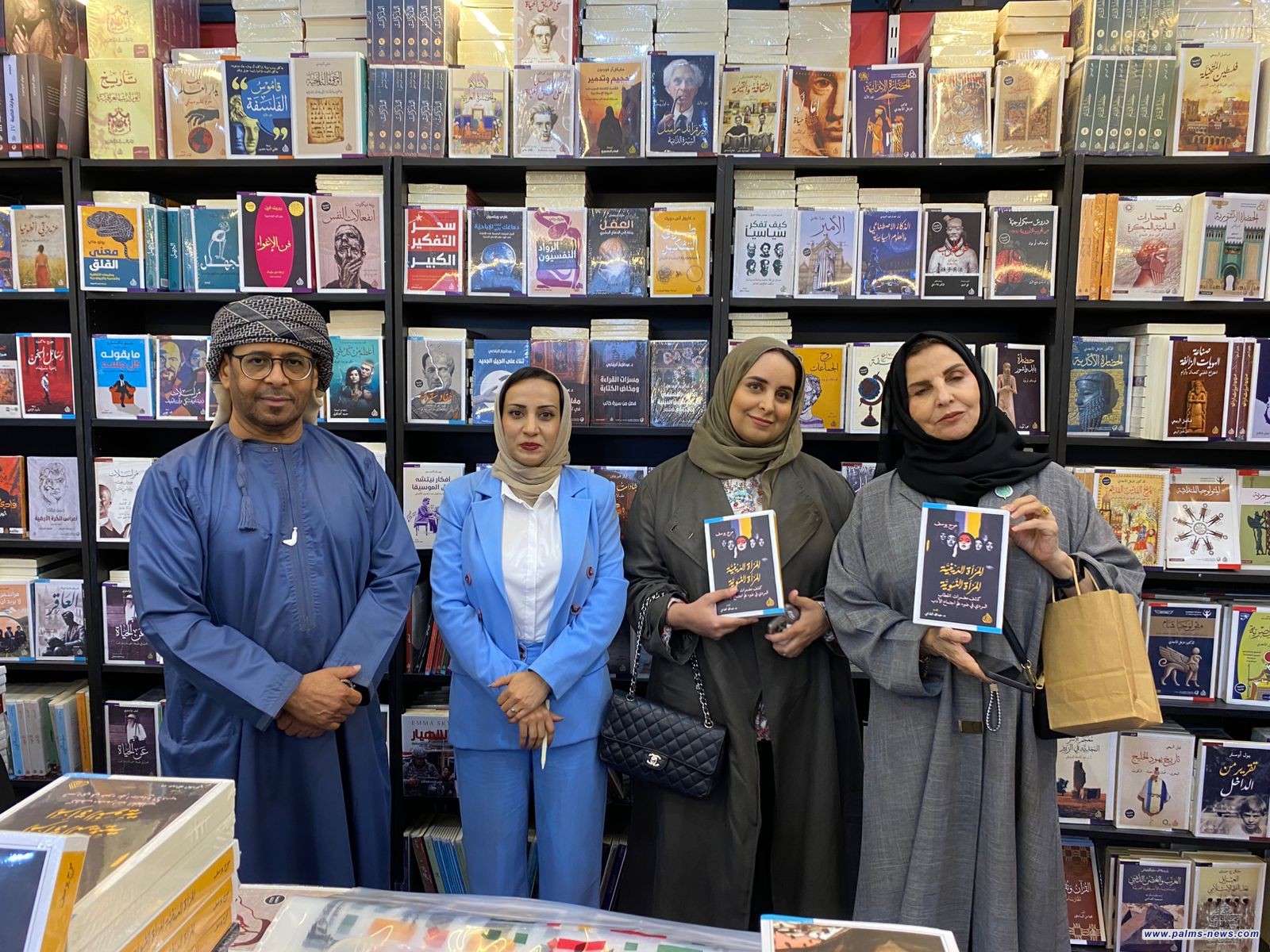 الناقدة العراقية د. موج يوسف توقّعُ كتاب (المرأة الدينية المرأة النسوي) في الكويت