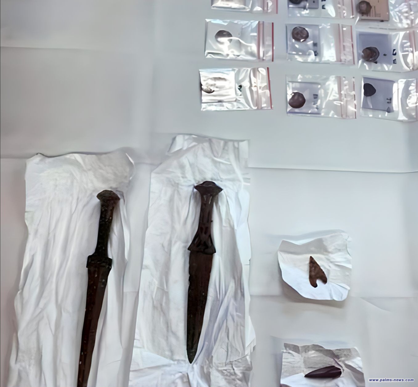 العراق يستلم من سويسرا خنجرين ورأسي رمح عمرهما 3 آلاف عام