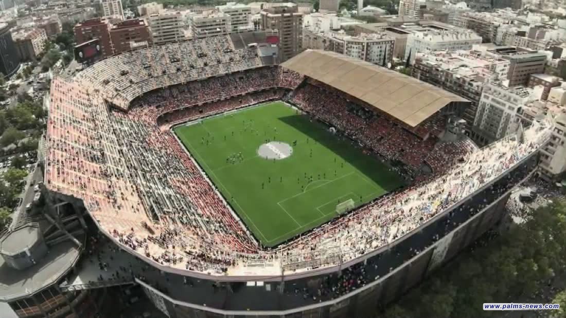 جماهير فالنسيا تُقاطع الدقائق الأولى أمام برشلونة احتجاجاً على إدارة النادي