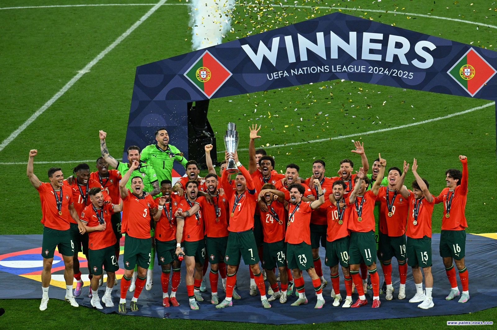 المنتخب البرتغالي يحصل على جائزة أفضل منتخب في العالم لعام 2025 من غلوب سوكر.