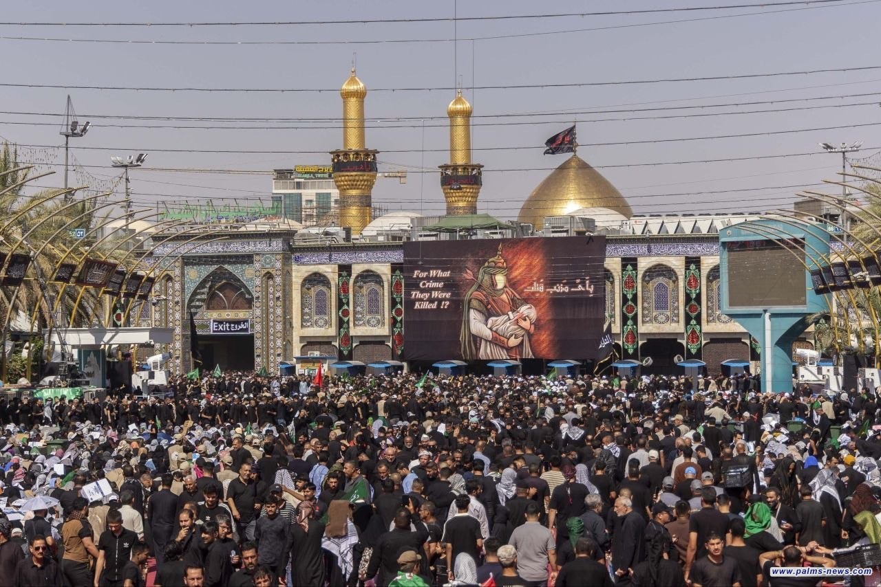 حشود الزائرين تحيي زيارة العاشر من محرم في كربلاء المقدسة