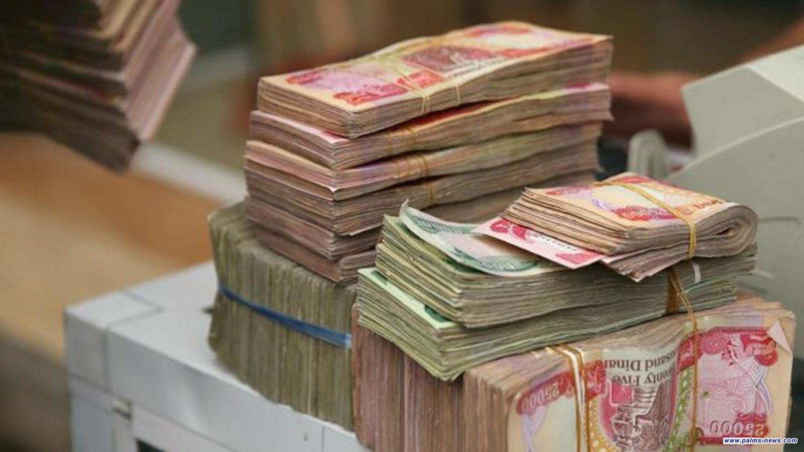 المالية تعلن تمويل رواتب الموظفين لشهر تموز