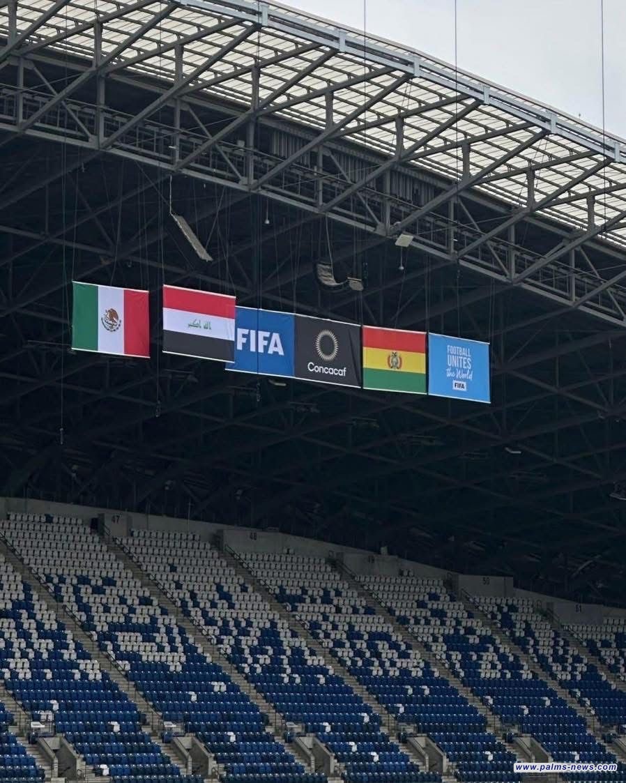 قبل ساعات من مباراة نهائي الملحق العالمي،أعلام العراق والفيفا وبوليفيا ترفع في ملعب مونتيري.