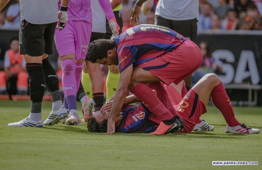 لاعب برشلونة يتسبب في كسر أنف زميله خلال المباراة