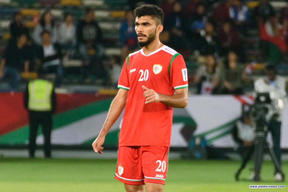 اللاعب العماني اليحيائي ينال جائزة الافضل بمباراة عمان واليمن