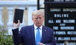 ترامب بعد عرضه الأناجيل للبيع :- "يجب أن نجعل أميركا تصلي مرة أخرى"