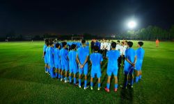منتخب شباب العراق يقف دقيقة صمت حداداً على ضحايا عرس الحمدانية