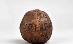 دعابة تتحول إلى كنز تراثي: ليمونة في مزاد بريطاني