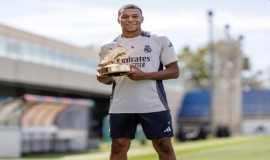 مبابي ينال جائزة الحذاء الذهبي لموسم 2024-2025 كأفضل هداف في الدوريات الخمس الكبرى في أوروبا برصيد 42 هدفا مع ريال مدريد.