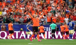 الهولندي فان دايك يشيد ببداية الأرجنتين القوية في كأس العالم