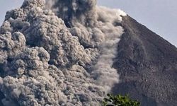 إندونيسيا .. انفجار بركان "ميرابي"  يغطي قرى كاملة بالرماد