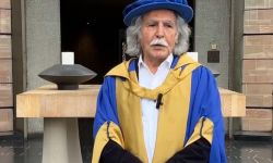 جامعة كوفنتري البريطانية تكرم الفنان العراقي ضياء العزاوي وتمنحه شهادة الدكتوراه الفخرية