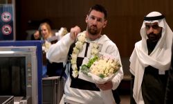 اللاعب الأرجنتيني ليونيل ميسي يصل إلى السعودية برفقة عائلته