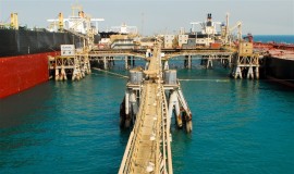رويترز: تعليق عمليات تحميل النفط في ميناء البصرة إثر هجوم بطائرة مسيرة