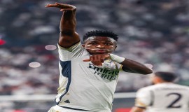 ريال مدريد يتوج بكأس السوبر الإسباني بعد فوزه على خصمه الأزلي برشلونة برباعية في الرياض.