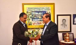 وزير الشباب والرياضة يتفقد الحالة الصحية لنجم الكرة العراقية حسين سعيد