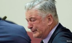 أليك بالدوين ينهار بالبكاء بعد قرار المحكمة بشأن تهمة القتل غير العمد