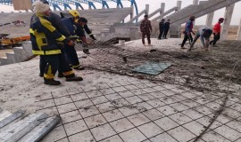 انهيار خرسانة في ملعب الشطرة يودي بحياة عامل ويصيب 6 آخرين