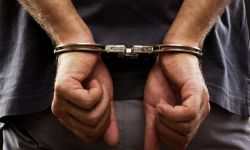 القبض على متهم انتحل العديد من الصفات منها، مستشار في مكتب رئيس الوزراء