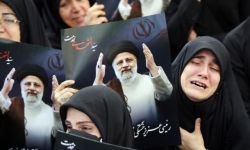 خامنئي يؤدي الصلاة على جثمان الرئيس الإيراني ومرافقيه بطهران