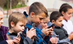 العشرات من الولايات تقاضي ميتا لإثارة أزمة الصحة العقلية لدى الشباب