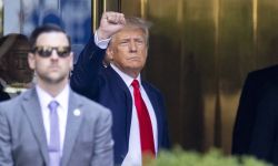 إخلاء سبيل دونالد ترامب بعد توجيه التهم إليه والاستماع لدفاعه ‏ ‏