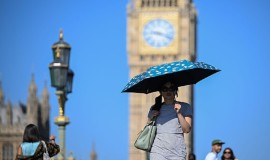 بريطانيا: الحر قتل 2877 شخصا خلال شهرين أعلنت وكالة الصحة في بريطانيا أن موجة الحر غير الطبيعية في المملكة المتحدة خلال شهري مايو ويونيو الماضيين أودت بحياة