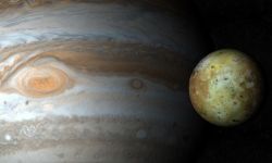 مركبة ناسا تلتقط عن قرب الانفجارات البركانية على قمر المشتري آيو