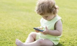 تحذيرات طبية جديدة من استخدام الأطفال للهواتف