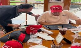 العملة العراقية القديمة على طاولة ترامب تثير الجدل