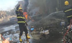 الدفاع المدني يخمد حريقا نشب بعجلتين أمام مصرف في بابل