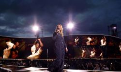 أديل تعلن خطوبتها في حفلتها بألمانيا