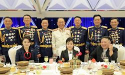 زوجة زعيم كوريا الشمالية تزين عنقها بـ"صاروخ"باليستي