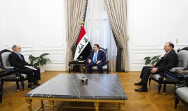 السوداني يستقبل النحات نداء كاظم و يوجه بإنجاز تمثال الجواهري