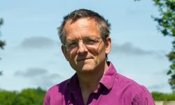 العثور على جثة المذيع البريطاني مايكل موسلي في جزيرة يونانية