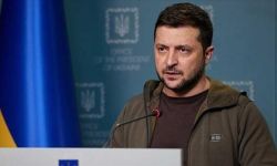 زيلينسكي يجرد مسؤولين كبار من الجنسية الاوكرانية
