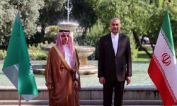 وزير الخارجية السعودي يصل طهران.. وسيلتقي الرئيس الإيراني اليوم