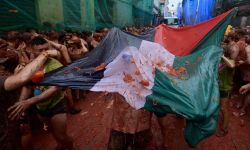 في بلدة بونول بإسبانيا، حضور المأساة الفلسطينية في مهرجان الطماطم السنوي.