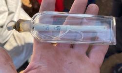 العثور على رسالة عمرها 200 عام تركها عالم آثار في زجاجة