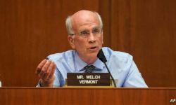 سيناتور ديمقراطي يطالب بايدن بالانسحاب من السباق الرئاسي